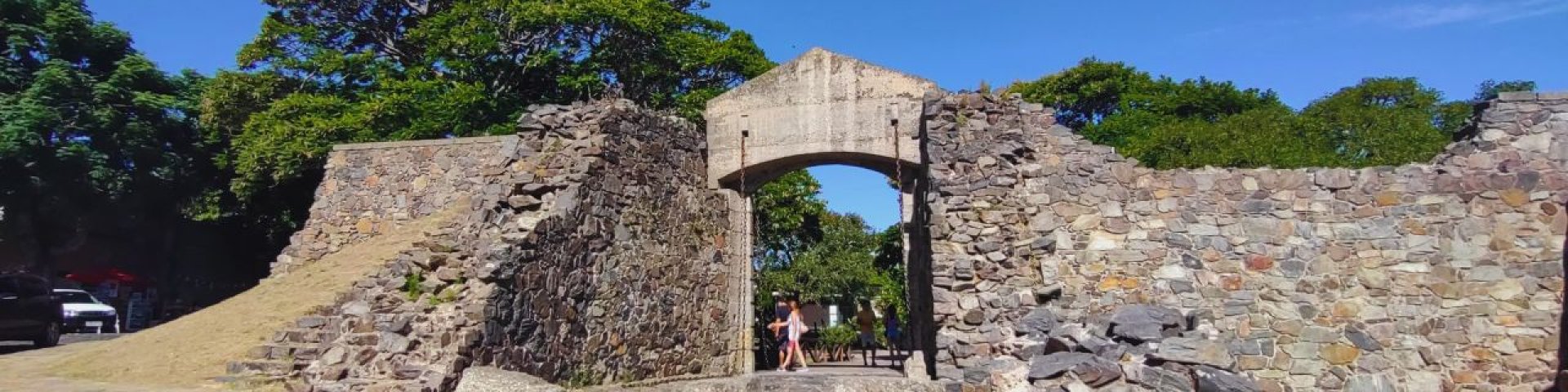 Banner principal do site: Colônia do Sacramento: O Encanto Histórico à Beira do Rio da Prata