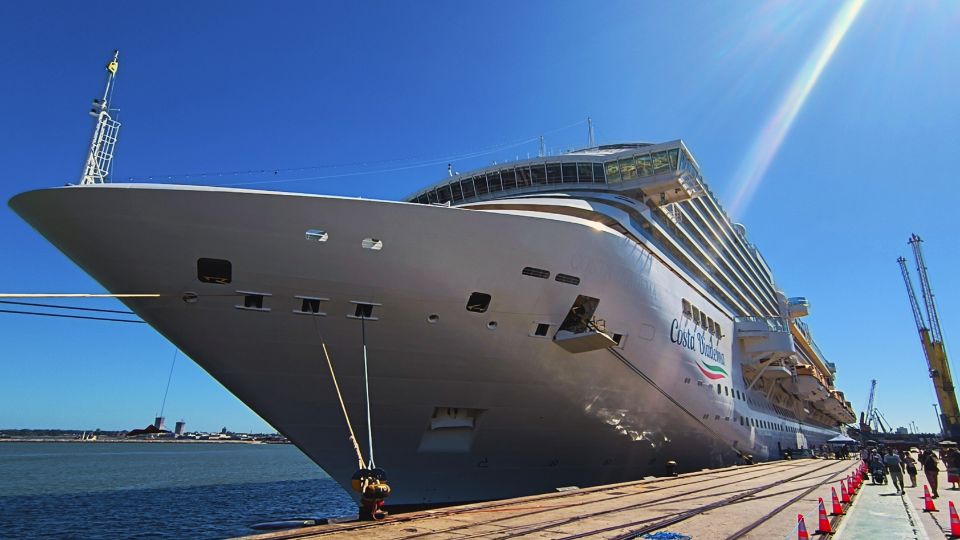 Navio de cruzeiro Costa Diadema atracado no porto de Montevidéu