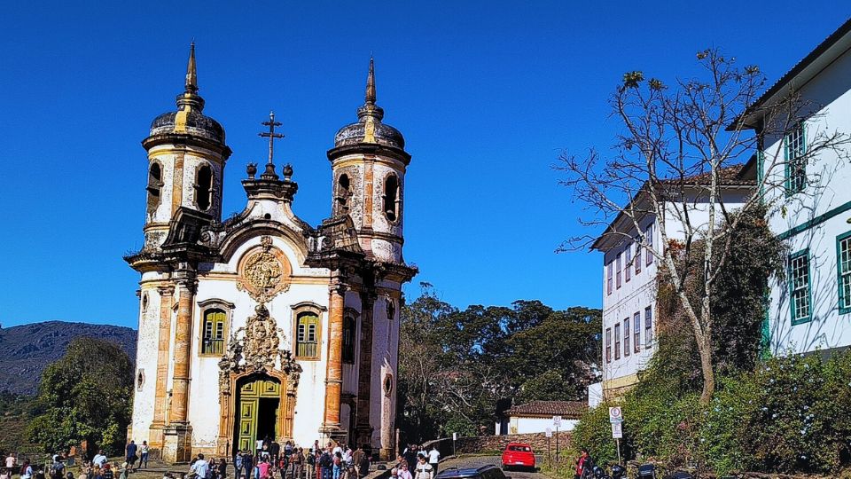 Imagem da Igreja de São Francisco em Ouro Preto Minas Gerais em um dia de céu azul e com muitos turistas