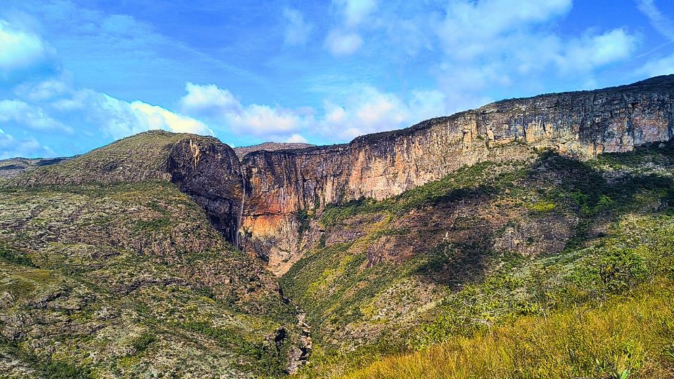 Cachoeira do Tabuleiro e seu formato que lembra um coração, esta é uma das cachoeiras mais altas do Brasil