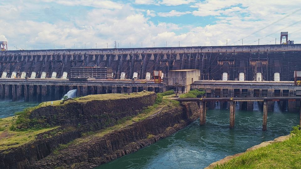 [Imagem de Usina Hidrelétrica de Itaipu]