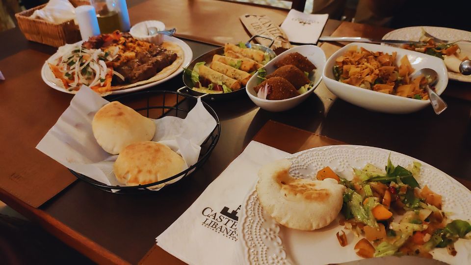[Imagem de Culinária Árabe no Castelo Libanês]