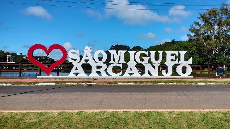 [Imagem de introdução de São Miguel Arcanjo]