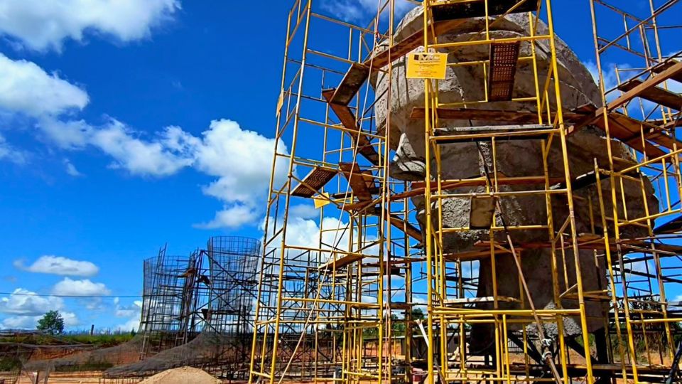 Foto de Foto de 2024, da construção da Estátua de São Miguel Arcanjo