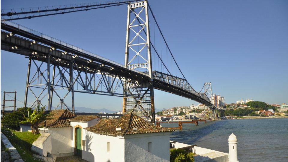 O cinza da estrutura metálica da Ponte Hercílio Luz contrasta com o azul do céu na bela Florianópolis