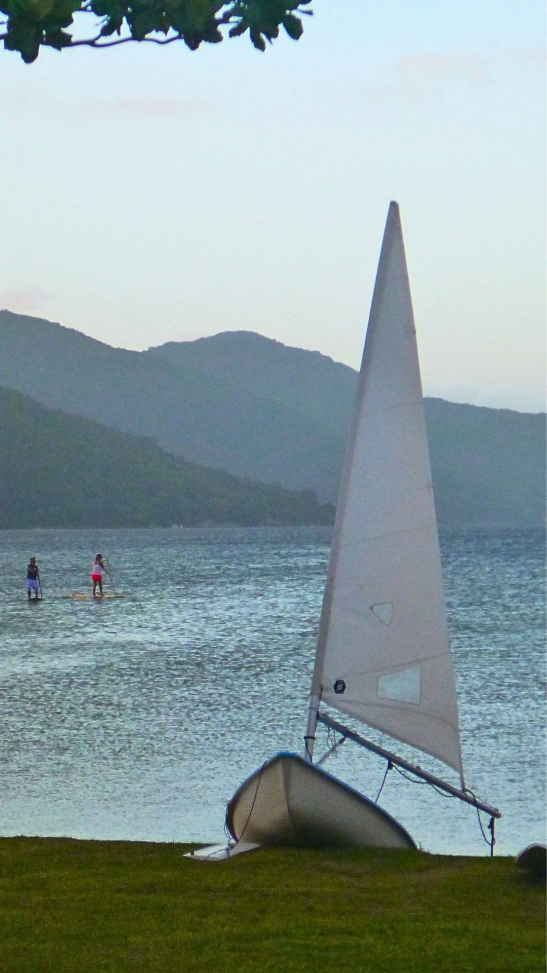 Santa Catarina: Um pequeno veleiro na Lagoa da Conceição em Florianópolis 
