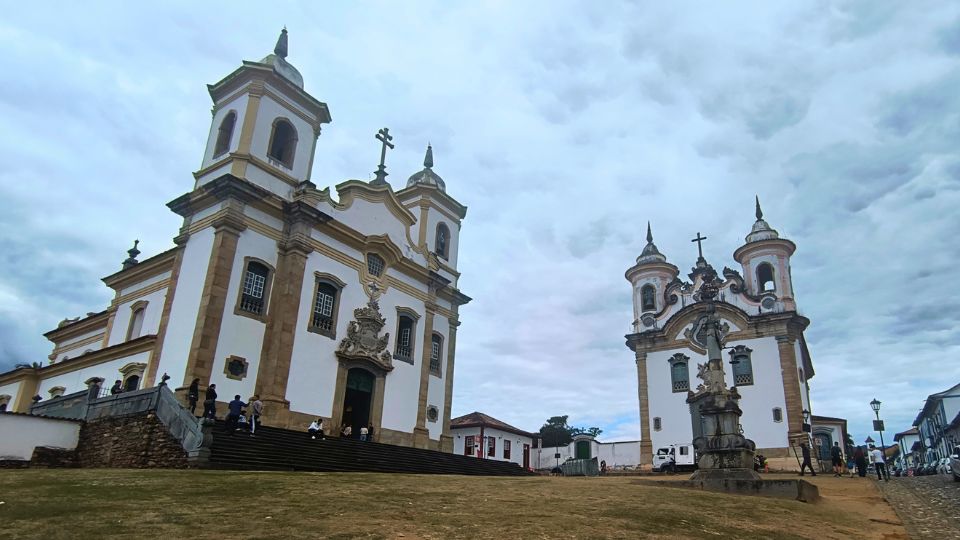 As duas igrejas barrocas, perpendiculares entre si, na Praça onde nascei Minas Gerais