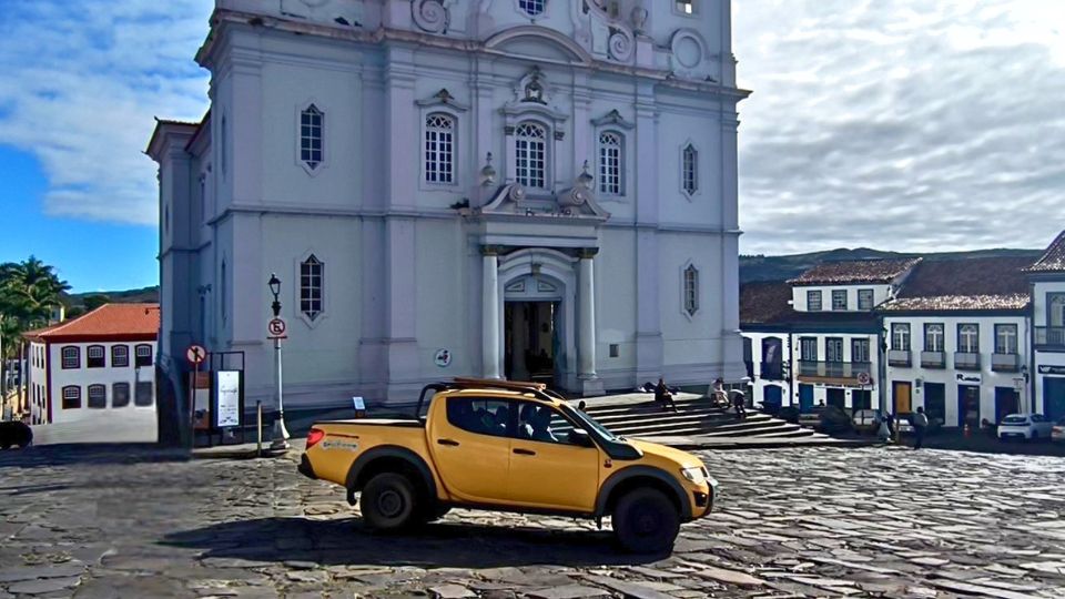 Diamantina - MG: A foto mostra uma cminhonete Amarela em frente a Catedral de Diamantina - Saindo para percorrer o Caminho dos Diamantes