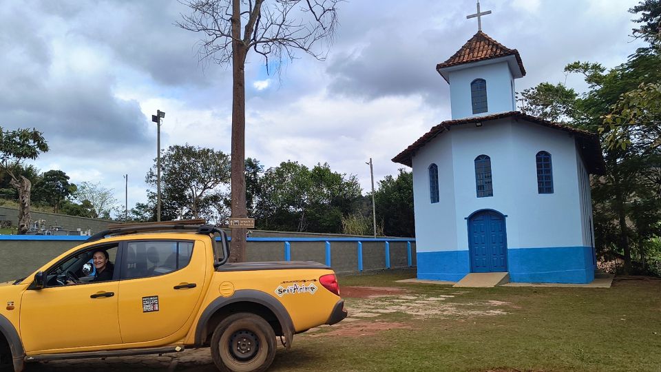 Itambé do Mato Dentro - MG: Nossa L200 Savana Amarela em Frente a Capela azul de Nossa Senhora do Rosário