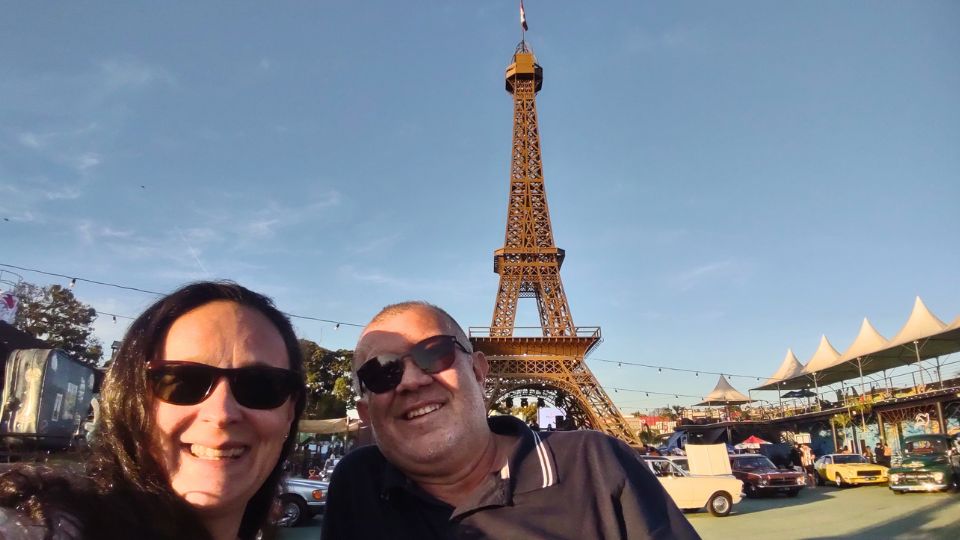 Lagoa Santa: Foto de Suzana e Giuliano em frente a Torre UaiFel - uma réplica em escala menor da famosa Torre Eiffel