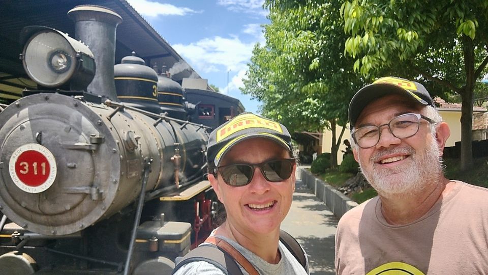 Piratuba-SC: Giuliano e Suzana em frente a Maria Fumaça do Trem das Termas na Estação de Piratuba