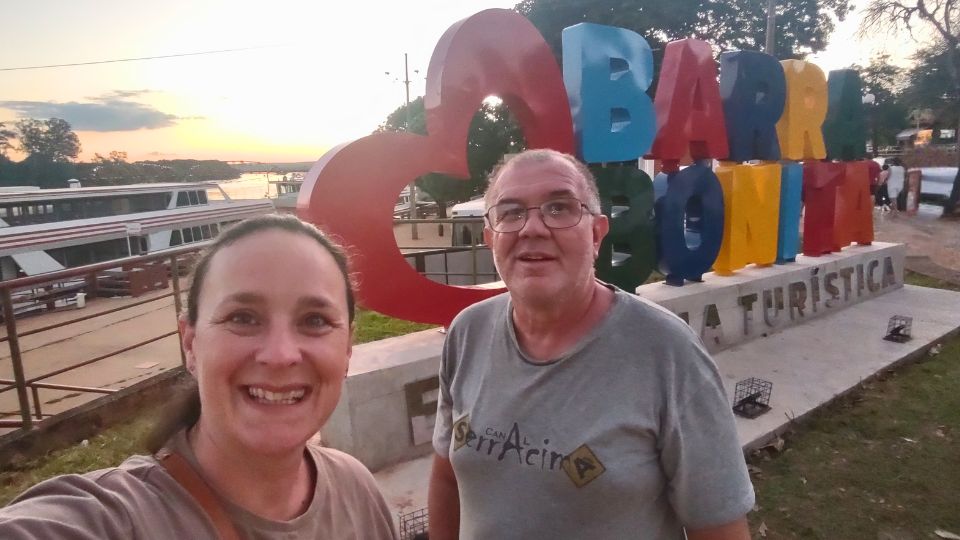 Barra Bonita: Foto de Suzana e Giuliano em frente ao Letreiro de Barra Bonita ao Pôr do Sol