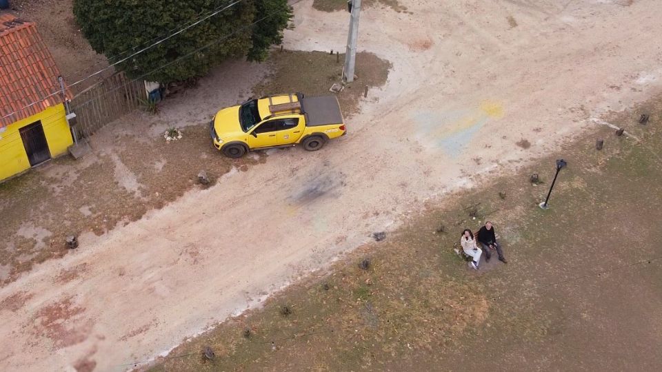 Milho Verde: imagem de drone com nossa caminhonete L200 Savana e a gente sentado em frente à Capela do Rosário.