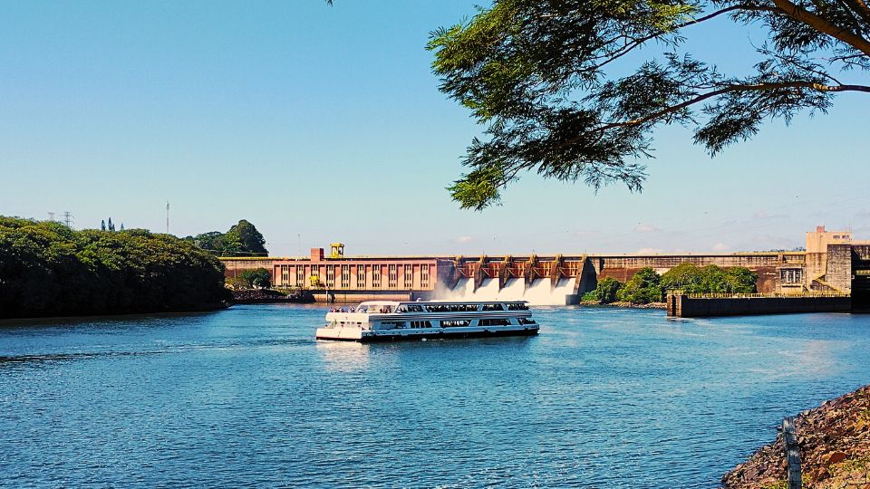 Barco passa em frente a Barragem de Barra Bonita em direção a eclusa