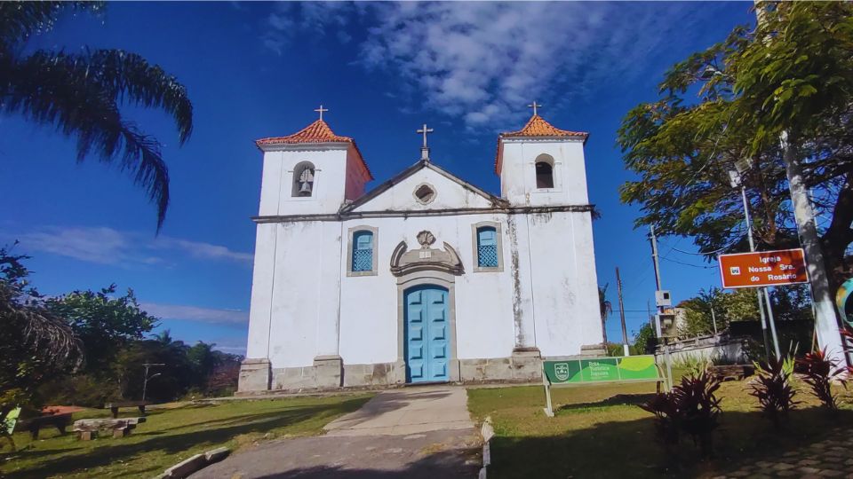 A foto mostra a Igreja Nossa Senhora do Rosário com fachada clássica e austera