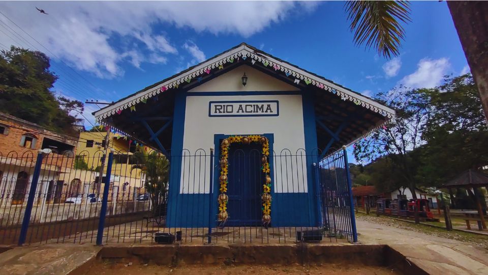 Antiga Estação de Trem, uma pequena construção branca e azul