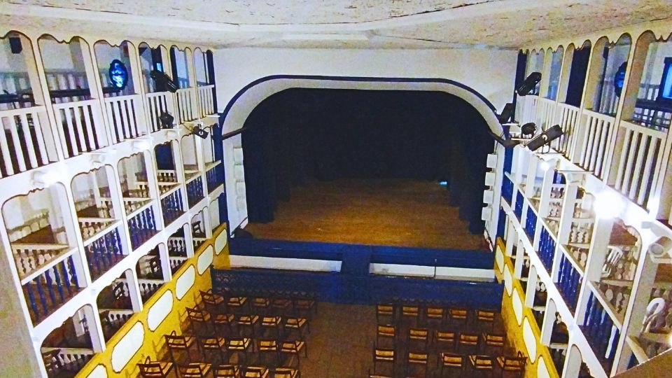 Vista interna do Teatro de Sabará todo em madeira entalhada na cor branca