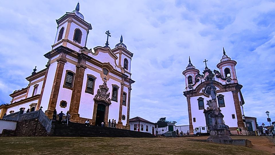 As duas igrejas posicionadas ortogonalmente na Praça Minas Gerais