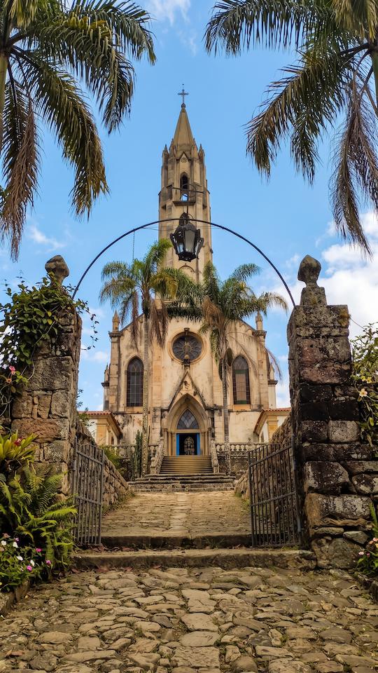 Em Frente a Igreja do Santuário do Caraça, um templo em estilo neo Gótico