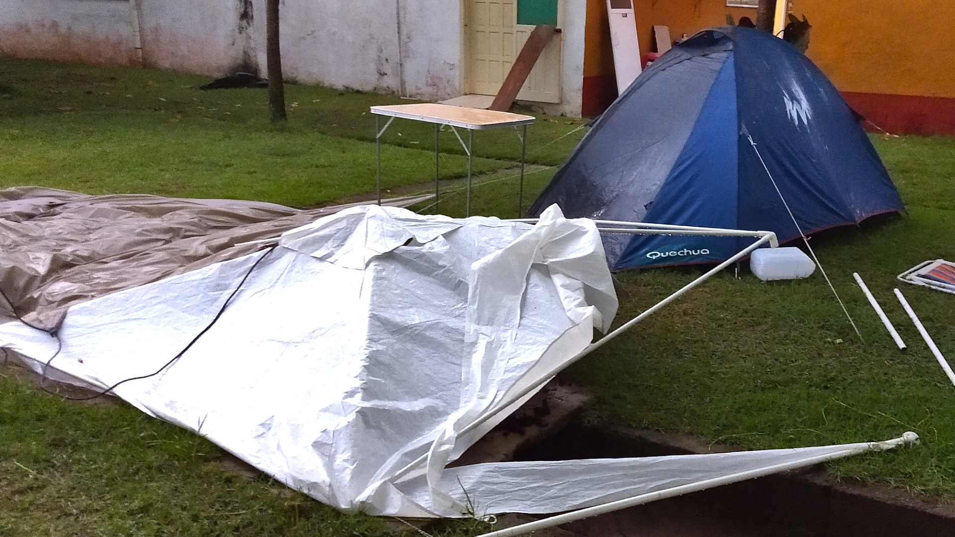 Tenda destruída pelo vento em Peruíbe - São Paulo