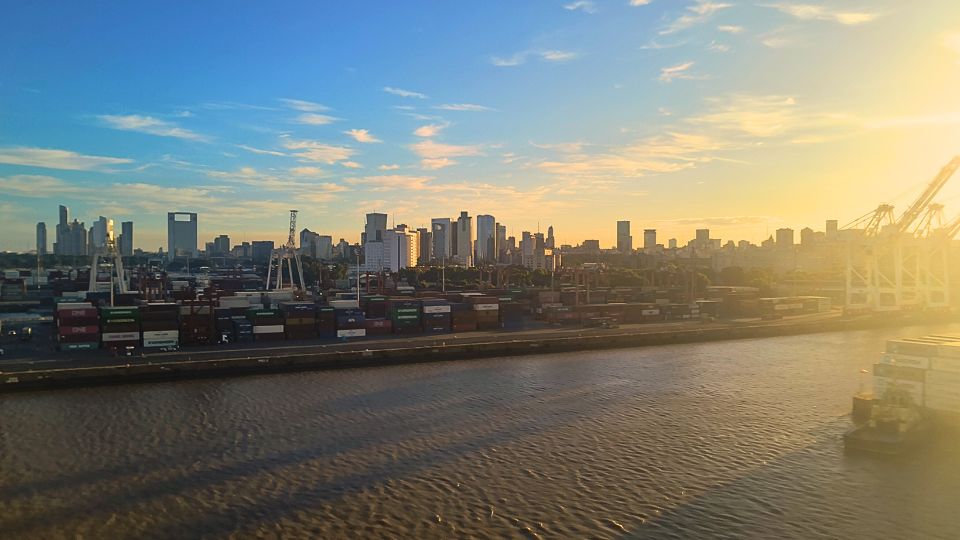 Vista do Porto e da cidade de Buenos Aires durante a partida do navio.