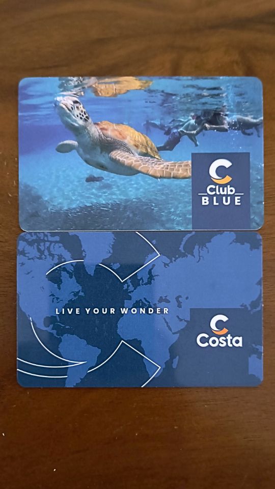 Cartão de bordo da Costa Cruzeiros, usado para acesso e pagamentos.