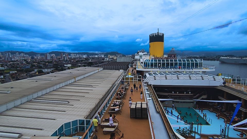 Navio Costa Diadema atracado no porto de Santos aguardando o embarque de passageiros.