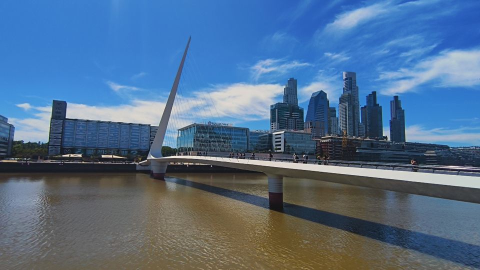 A moderna Puente de la Mujer em Puerto Madero, Buenos Aires, Argentina.