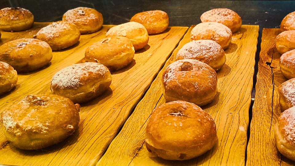 Prato com donuts e outras opções de pães doces no café da manhã do cruzeiro.