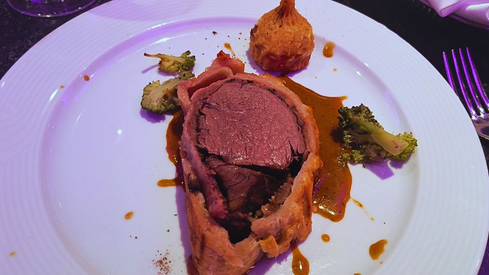 Prato principal com carne servido no jantar do cruzeiro.
