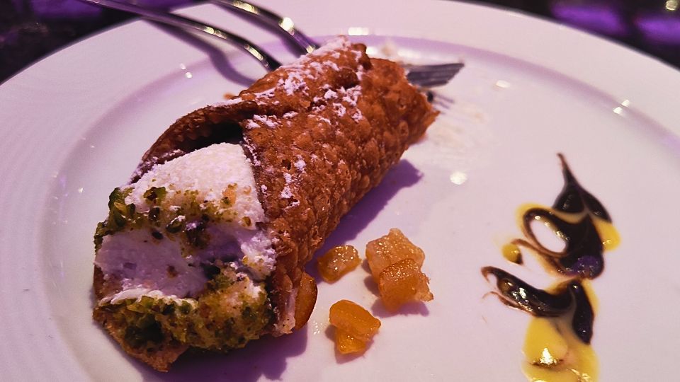 Sobremesa elaborada servida para finalizar o jantar no cruzeiro.
