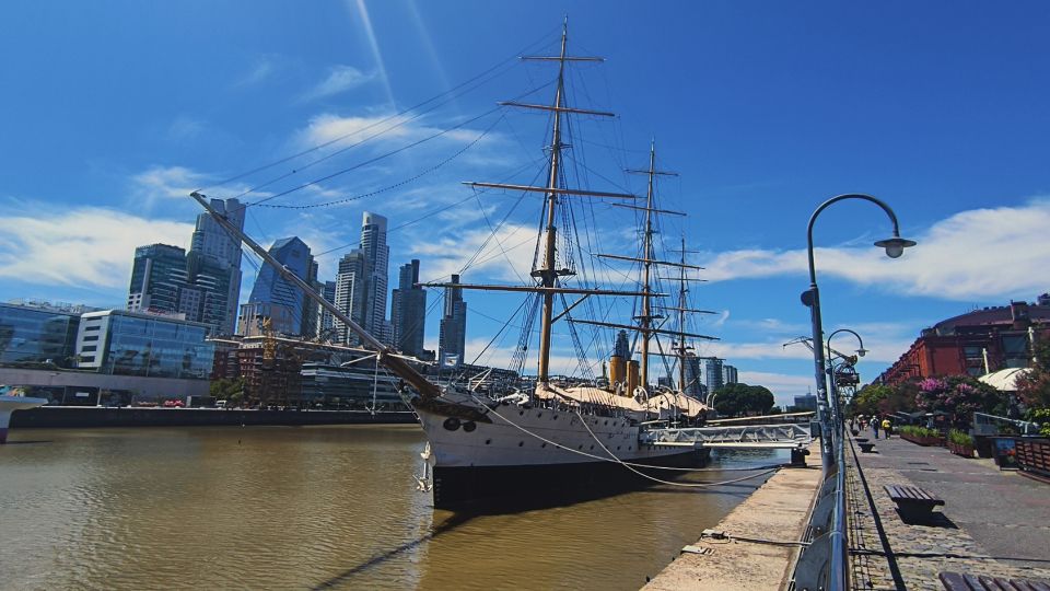 Vista do Buque Museo Fragata Presidente Sarmiento em Puerto Madero, Buenos Aires.