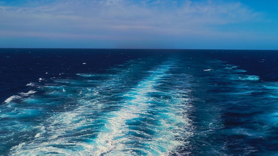 Vista das marcas dos motores do navio na água do mar