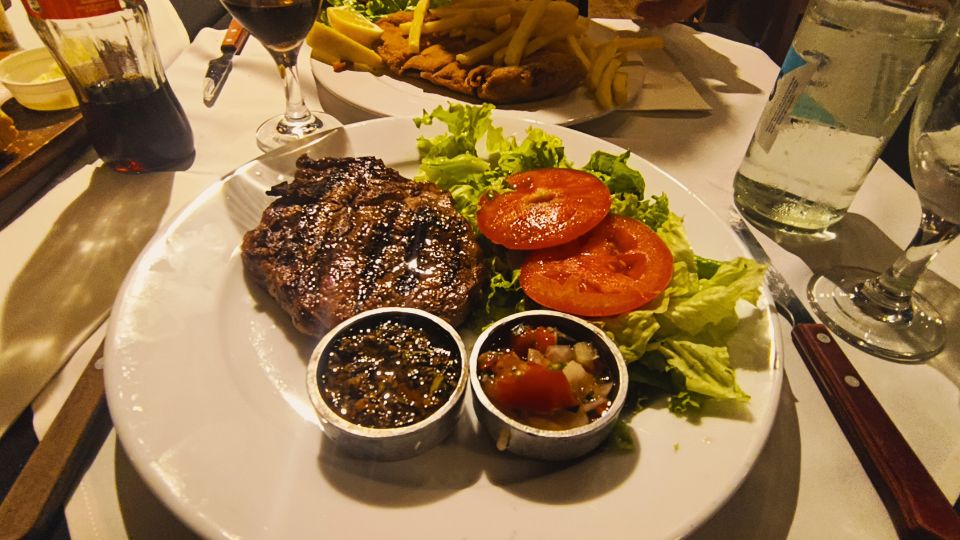 Prato de comida típica uruguaia servido em um restaurante no Mercado do Porto.