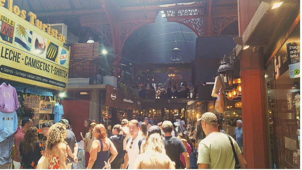 Movimento de pessoas no interior do Mercado do Porto em Montevidéu.
