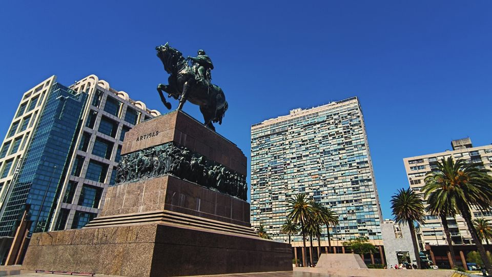 Praça Independência onde está o Mausoléu do General Artigas, o Palácio Salvo, o Teatro Solis e a Cidadela.