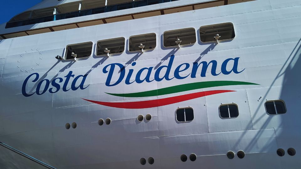 Navio de cruzeiro Costa Diadema visto do porto em um dia ensolarado.