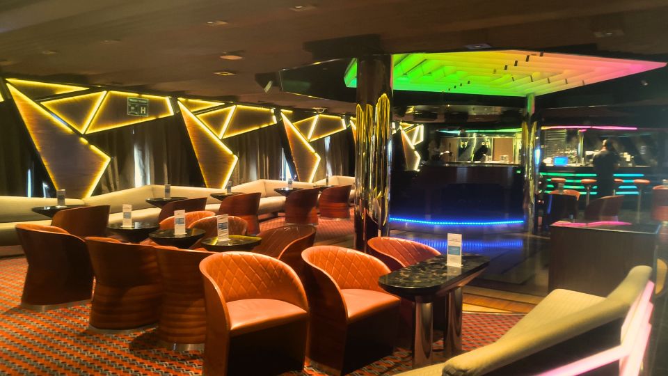 Uma visão do Piano Bar e sua decoração