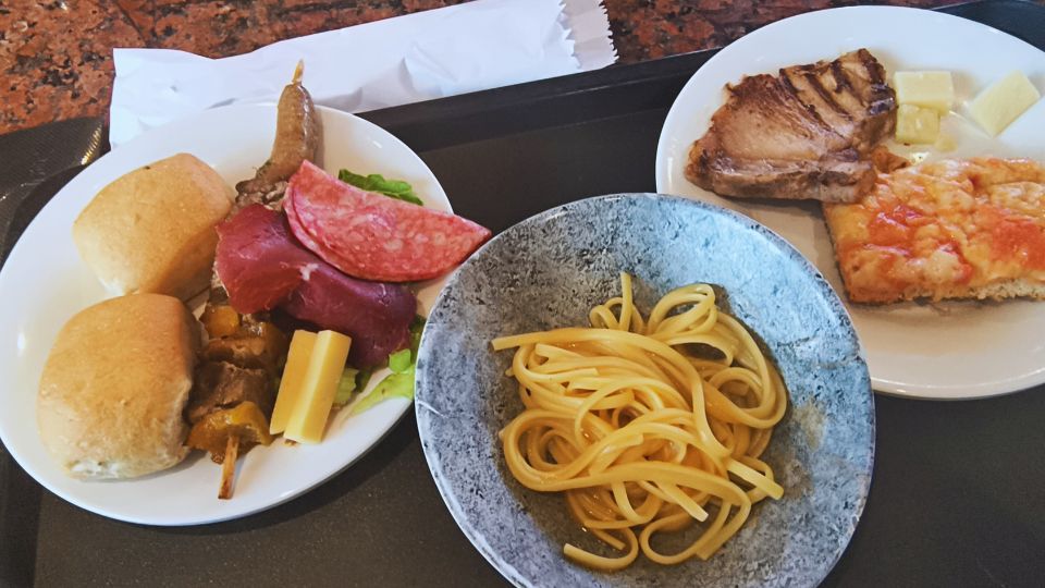 Pratos de comida e taças de bebida na primeira refeição a bordo do cruzeiro.
