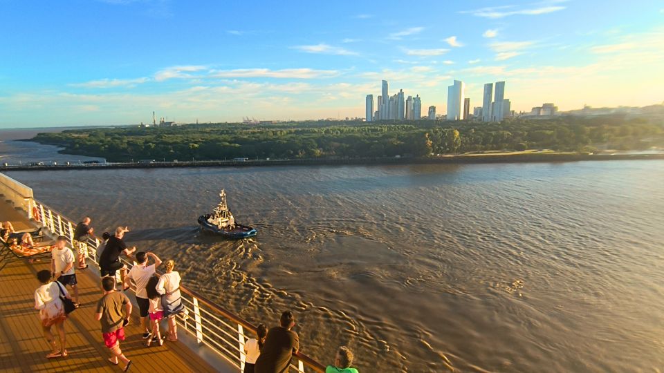 Passageiros no deck do Costa Diadema observam a saída do Porto de Buenos Aires.