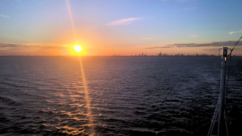 Lindo pôr do sol no Rio da Prata, com a silhueta de Buenos Aires ao fundo.