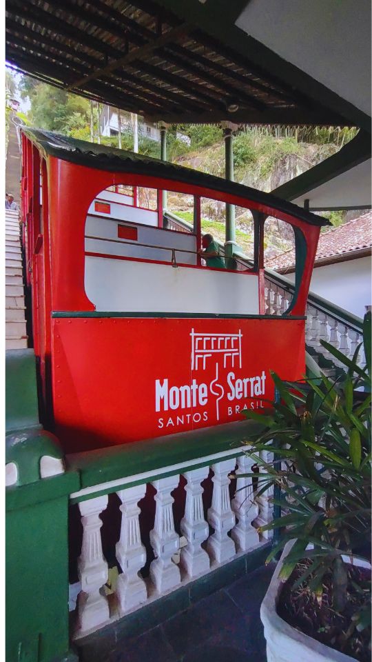 Vista do Funicular de Santos subindo o Monte Serrat, com a cidade ao fundo.