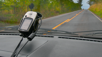 Aparelho de GPS Garmin E-trex Vista exibindo um mapa no painel do veículo.