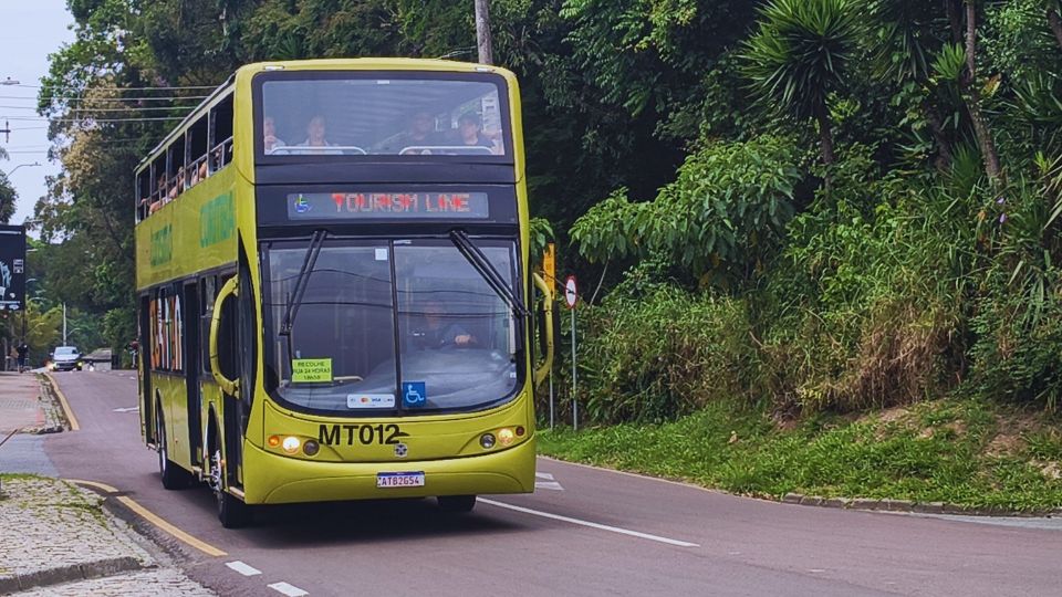 Um dos ônibus de dois andares que realizam os trajetos da linha turismo