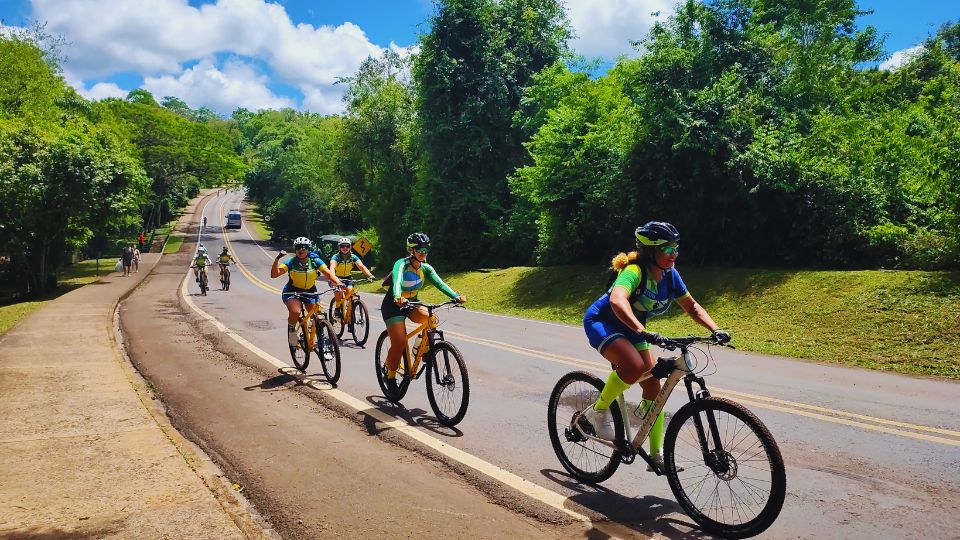 Ciclistas curtindo um passeio de bike no Parque Nacional do Iguaçu