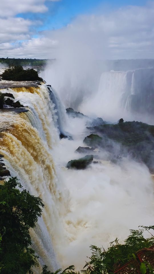 A Garganta do Diabo e o imporessionante volume de água das Cataratas do Iguaçu