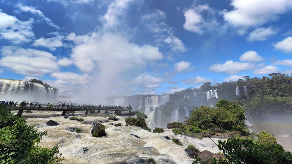 Foto com grande angular, é possível ter uma idéia da grandiosidade das Cataratas