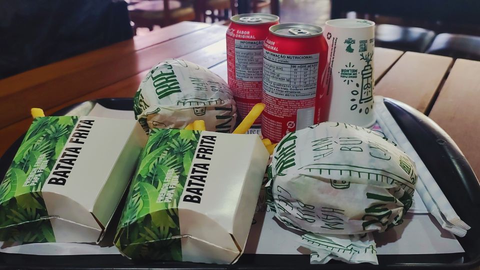 Hambúrguer, batatas fritas e refrigerante, lanche muito bom