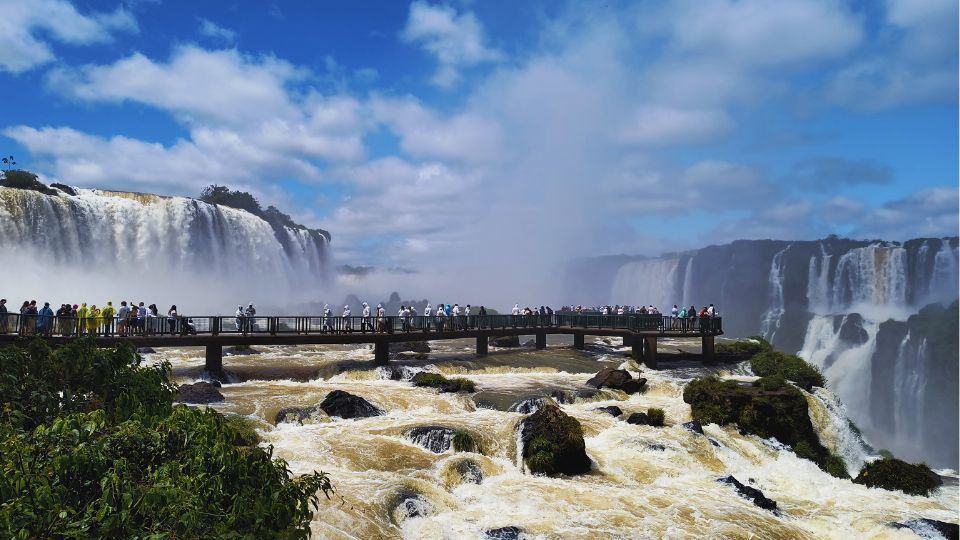 A Passarela passa sobre um grande volume de água e vi até a frente da Garganta do Diabo