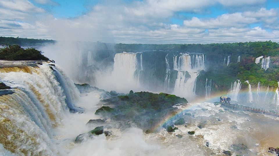 Visão das Cataratas da plataforma superior, logo na saída do elevador